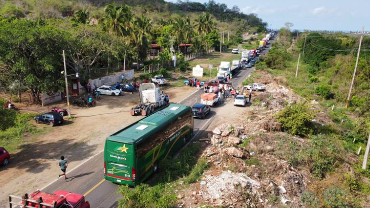 Bloquean carretera Acapulco-Zihuatanejo, a la altura de Papanoa
