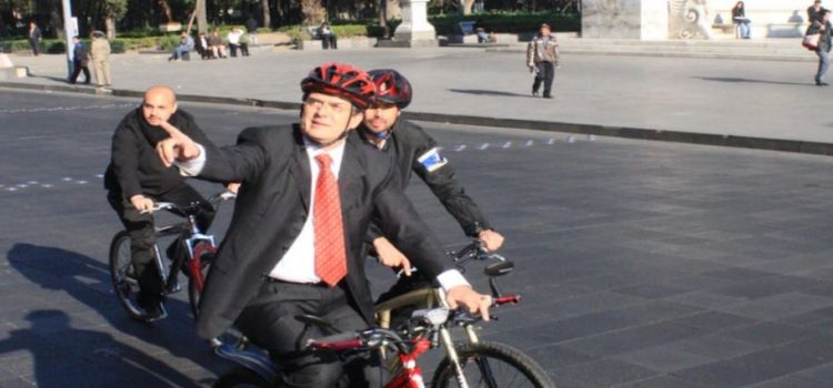 Marcelo Ebrard regala su bici roja