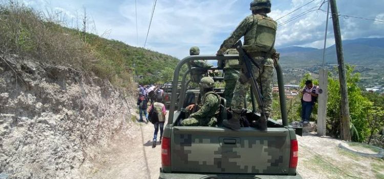 Retienen a militares y policías en Petaquillas, Guerrero, zona dominada por Los Ardillos
