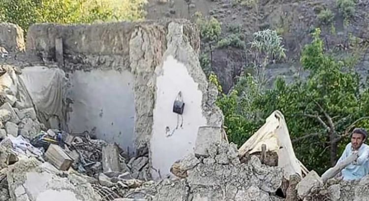 Suman al menos mil muertos por sismo en Afganistán