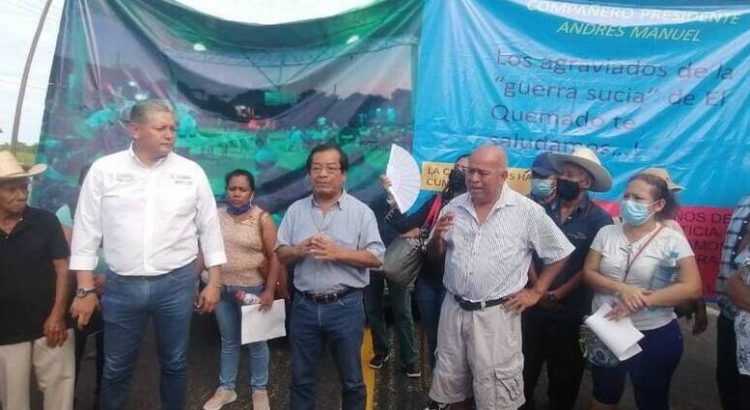 Colectivo de desaparecidos bloquea la Acapulco-Zihuatanejo.