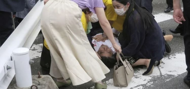 Disparan contra ex primer ministro japonés Disparan contra ex primer ministro japonés