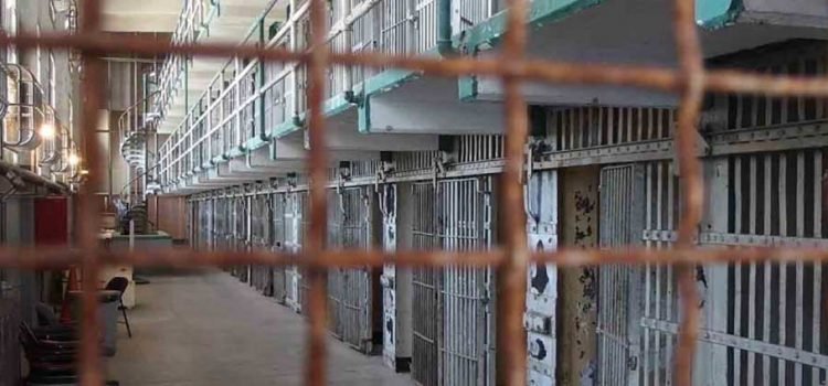 Condena Nigeria a muerte a 3 hombres por ser homosexuales