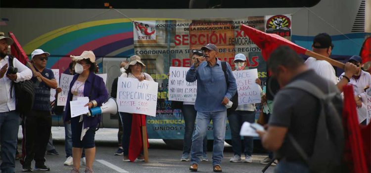 CETEG bloquea circulación en zona turística de Acapulco