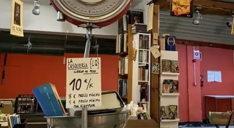 Vende tienda los libros según lo que pesen Vende tienda los libros según lo que pesen