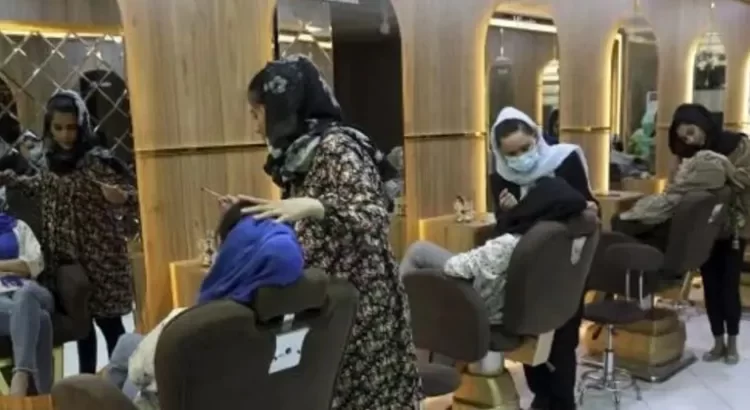 Prohíben Talibanes salones de belleza para mujeres Prohíben Talibanes salones de belleza para mujeres