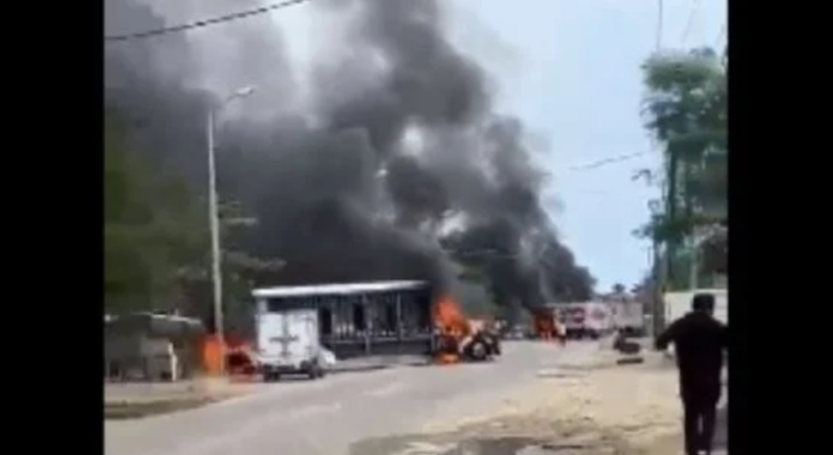 Hombres armados queman 12 vehículos en la carretera Acapulco-Zihuatanejo