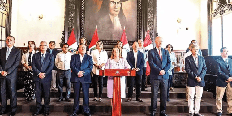 Catea la policía residencia y oficina de la presidenta del Perú