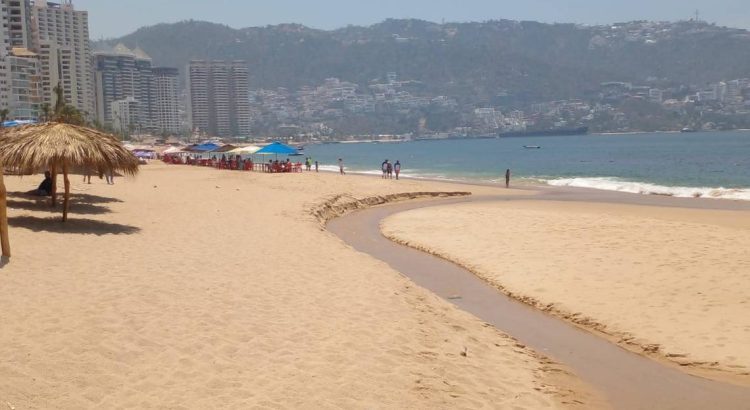Mega fuga de agua potable y se desborda por playa Icacos