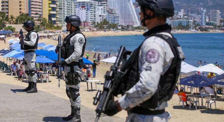 Por aire, mar y tierra resguardan a Acapulco