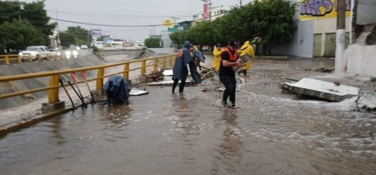 Toma por sorpresa fuerte lluvia a Chilpancingo