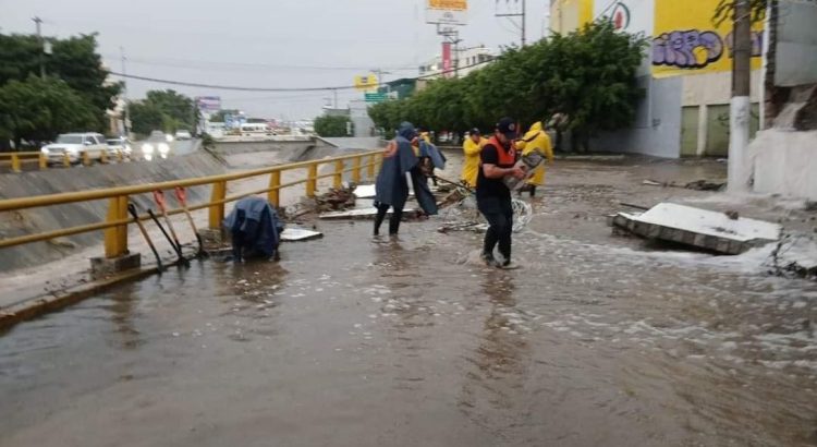 Toma por sorpresa fuerte lluvia a Chilpancingo
