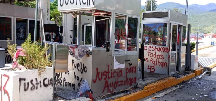 Normalistas vandalizan caseta en la Autopista del Sol