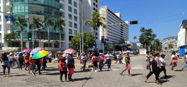 Mantienen comerciantes el bloqueo en Costera de Acapulco