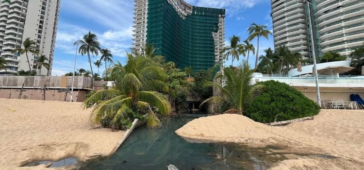 Se escurren otra vez aguas negras en playa Icacos