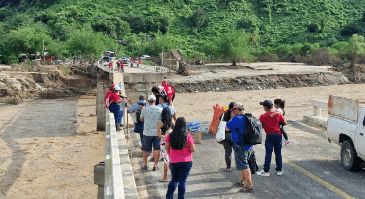 Pobladores piden acelerar construcción del puente del río Omitlán
