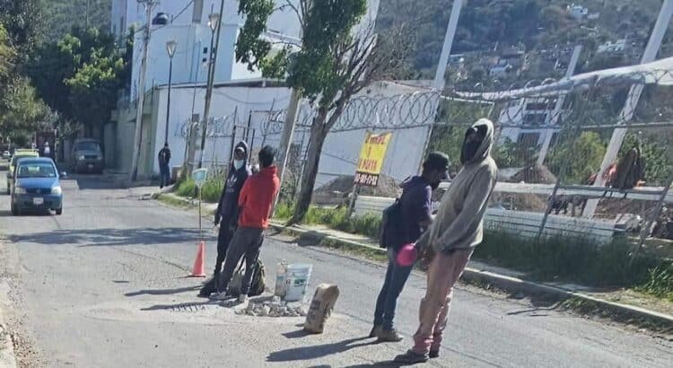 Denuncian a cuatro personas que reabren bache para pedir dinero