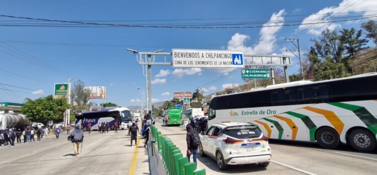 Normalistas bloquean la autopista del Sol