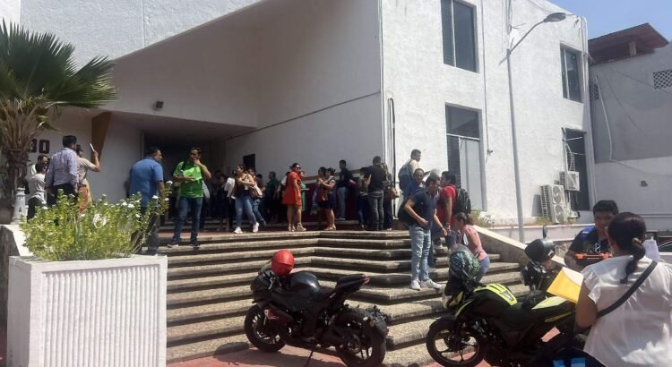 Maestros de la Ceteg toman las oficinas de Finanzas