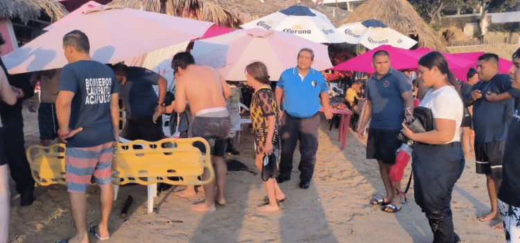 Rescatan a turistas en playa Condesa