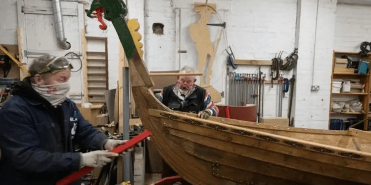 Veteranos construyen barco vikingo para mejorar su salud mental