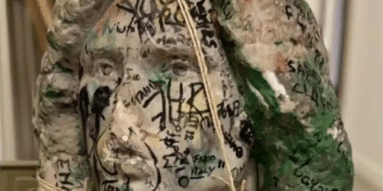 En cateo, y por casualidad hallan busto robado de la tumba de Jim Morrison En cateo, y por casualidad hallan busto robado de la tumba de Jim Morrison