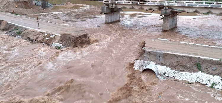 “Dalila” deja incomunicada a Omitlán, así como socavones, inundaciones, deslaves en Guerrero