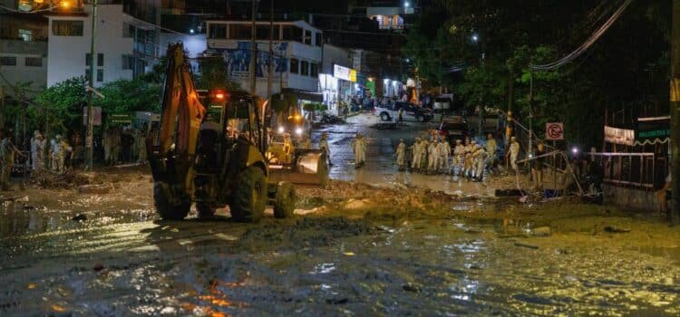 Recorre gobernadora zona afectada en Chilpancingo