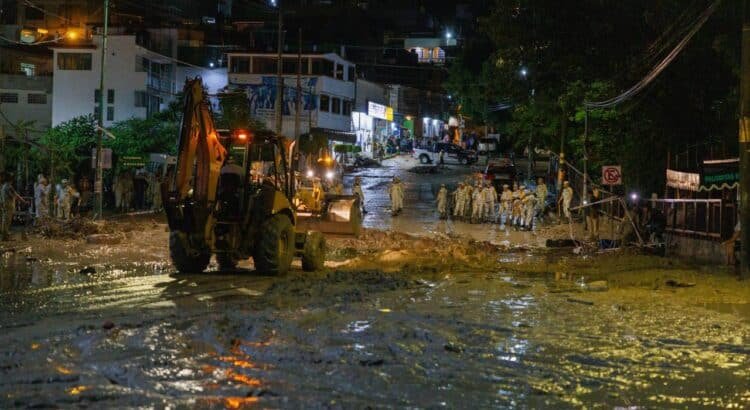 Recorre gobernadora zona afectada en Chilpancingo
