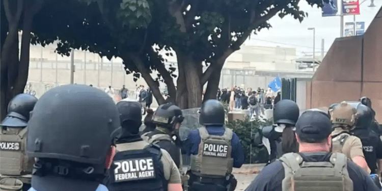 Pide Claudia Sheinbaum no criminalizar a migrantes tras redadas en Los Ángeles