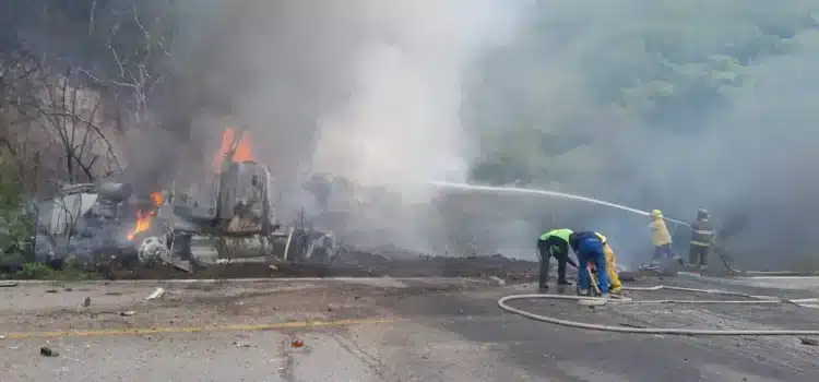 Se incendia pipa cargada con gasolina tras volcar