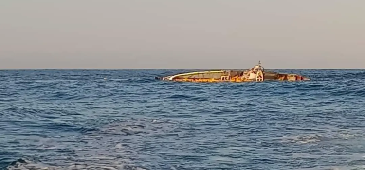 Efecto de tsunami hunde embarcaciones turísticas en Zihuatanejo
