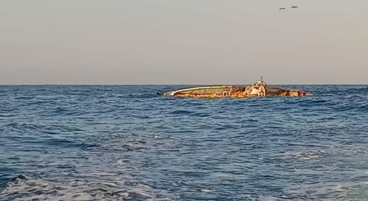 Efecto de tsunami hunde embarcaciones turísticas en Zihuatanejo
