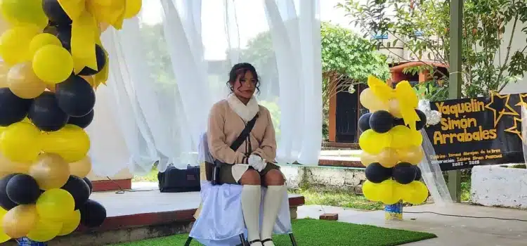 Se gradúa sola y la despiden con ceremonia especial