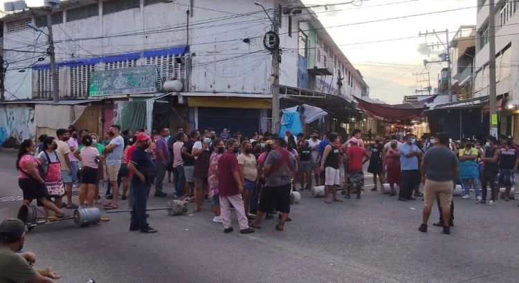 Bloquean la avenida Cuauhtémoc para exigir liberación de detenidos: Comerciantes del Mercado Central