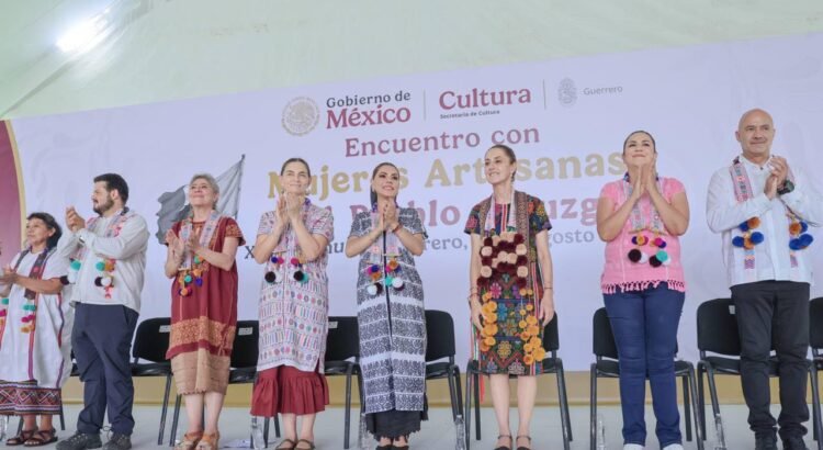 Reconocen a las artesanas amuzgas como guardianas de la identidad cultural de México