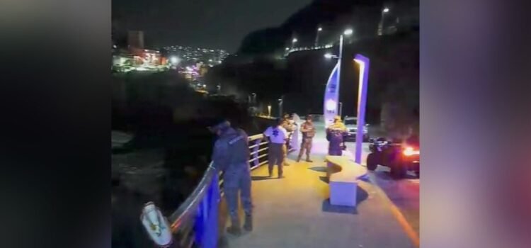 Buscan a hombre desaparecido tras lanzarse de los acantilados en La Quebrada