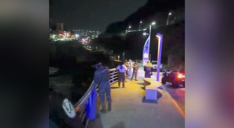 Buscan a hombre desaparecido tras lanzarse de los acantilados en La Quebrada