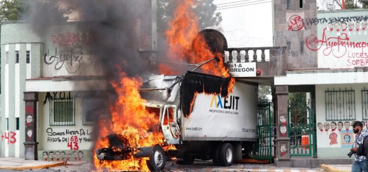 Encapuchados vandalizan el Campo Militar Número 1 durante protestas por caso Ayotzinapa