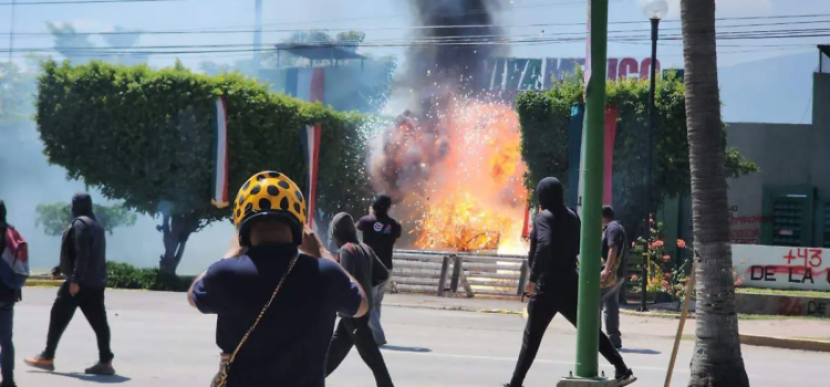 Protesta por los 43 en Iguala termina en violencia contra instalaciones militares