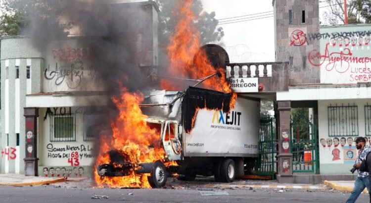 Encapuchados vandalizan el Campo Militar Número 1 durante protestas por caso Ayotzinapa
