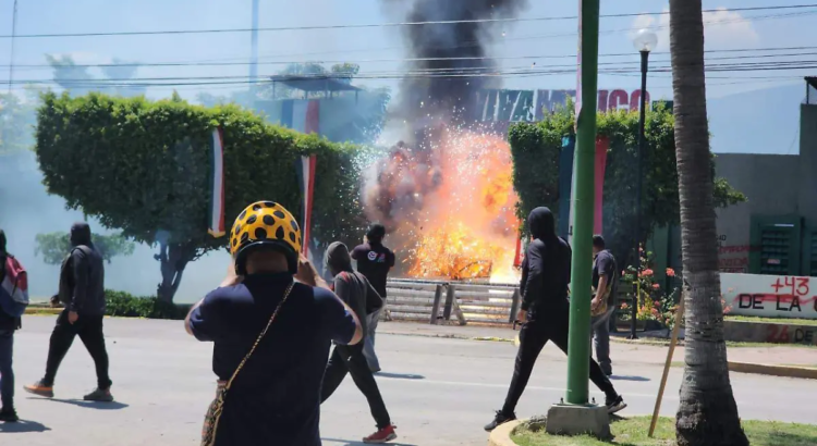 Protesta por los 43 en Iguala termina en violencia contra instalaciones militares
