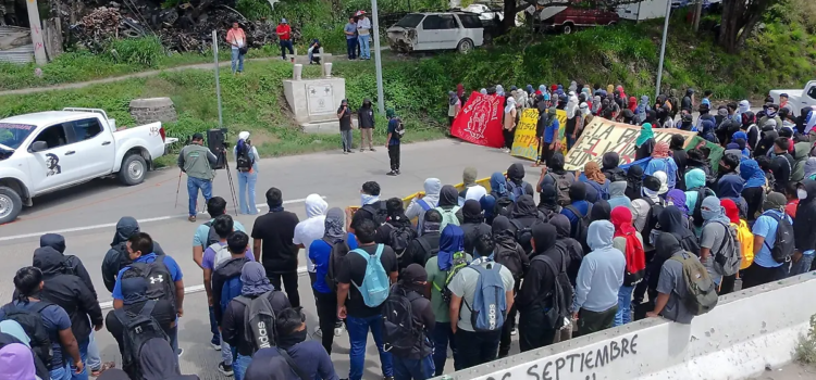 Cuarto día de protestas en Guerrero por el caso Ayotzinapa