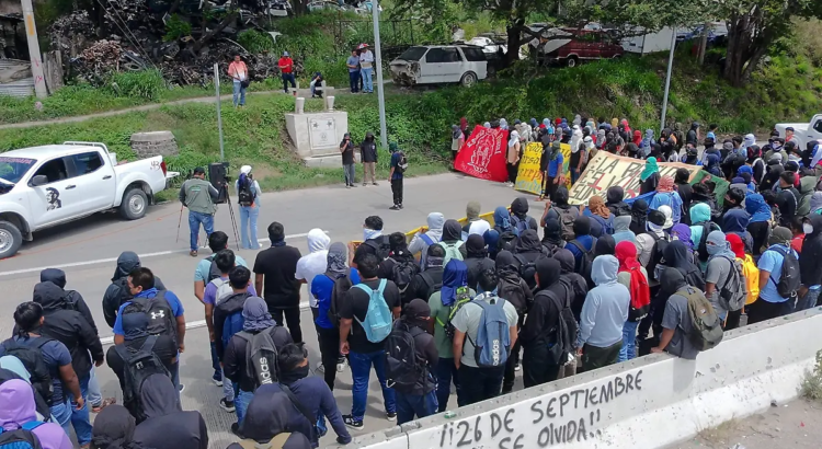 Cuarto día de protestas en Guerrero por el caso Ayotzinapa