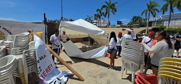Prestadores turísticos de Acapulco levantan plantón
