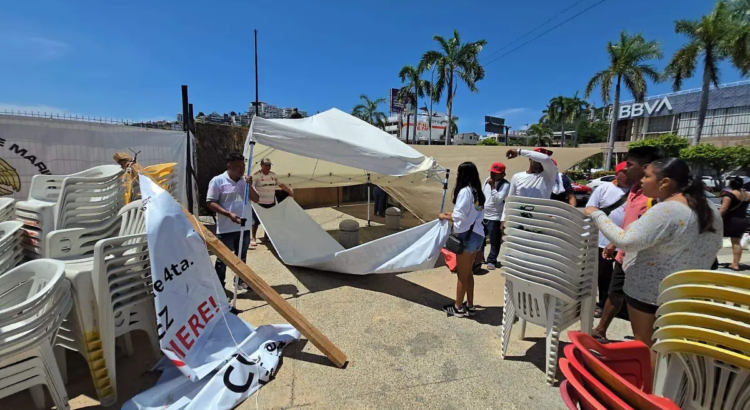 Prestadores turísticos de Acapulco levantan plantón