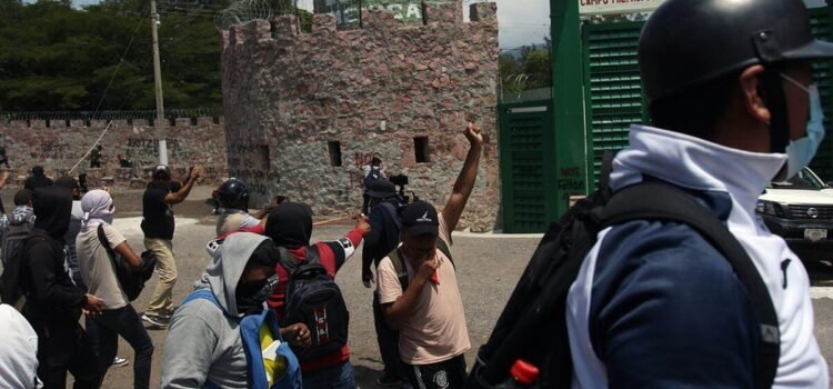 Normalistas vandalizan cuartel militar en Chilpancingo