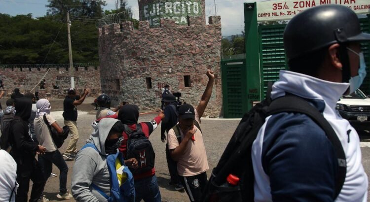 Normalistas vandalizan cuartel militar en Chilpancingo