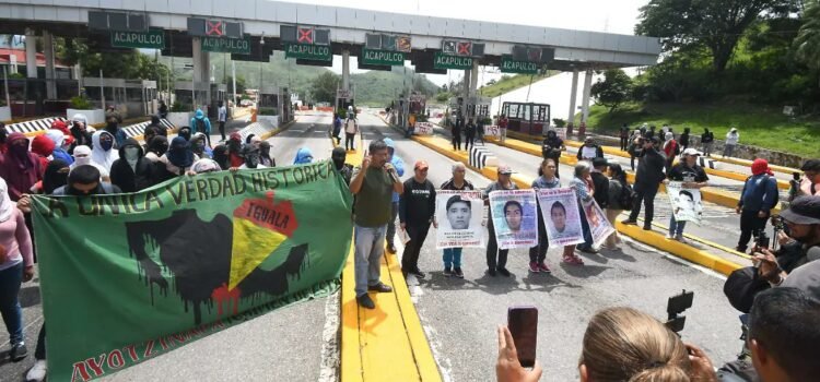 Padres de los 43 de Ayotzinapa realizan volanteo informativo en la Autopista del Sol