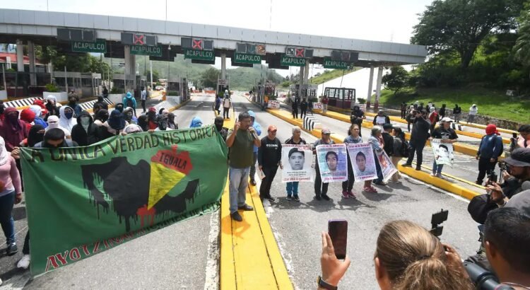 Padres de los 43 de Ayotzinapa realizan volanteo informativo en la Autopista del Sol